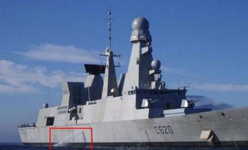 軍艦等大型船舶的側(cè)面不停地向外排水：水從哪里來？
